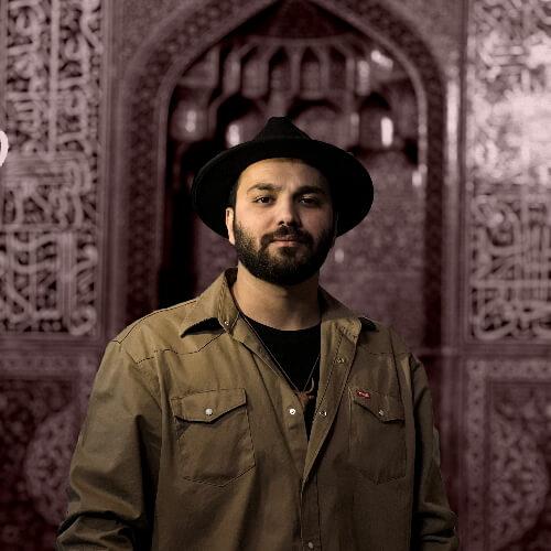 کوروش عنایتی متولد خرداد سال 1370. بازیگر، مدرس فن بدن و بیان، کارگردان، نویسنده و طراح. وی از سال 1390 فعالیت حرفه ای خود را شروع کرد.